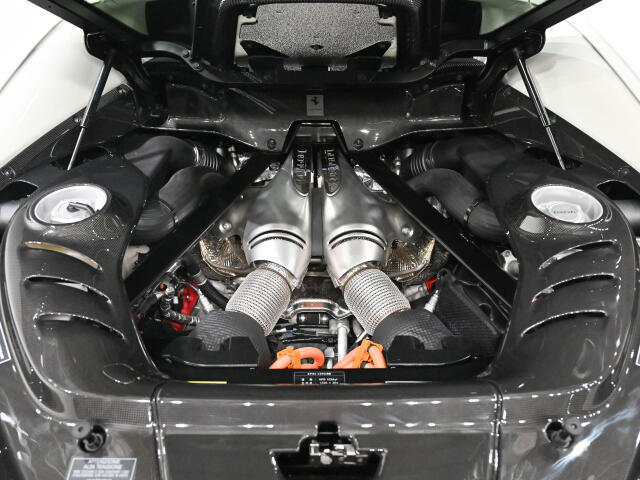 パワートレインは3.0リッターV6ツインターボと電動モーターを組み合わせたPHEVシステムを搭載し、総出力830馬力を発揮。