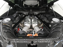 パワートレインは3.0リッターV6ツインターボと電動モーターを組み合わせたPHEVシステムを搭載し、総出力830馬力を発揮。