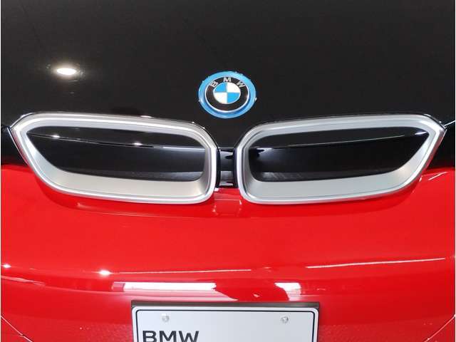 BMW代表的な特徴のキドニーグリル。BMWのすべてのモデルに採用され、BMWらしさを強調しております。