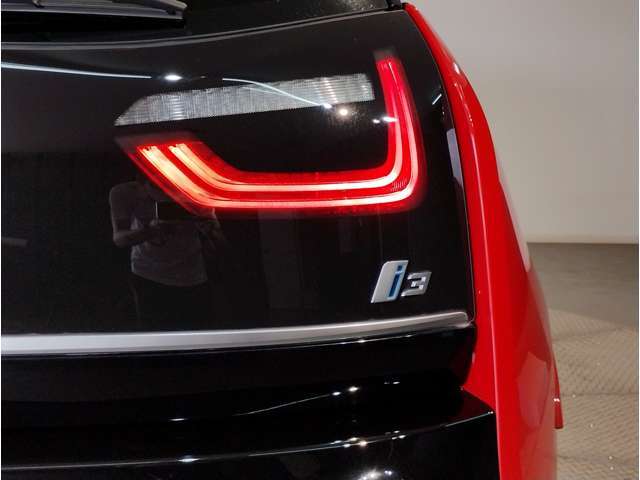 BMWの伝統の丸目4灯ヘッドライトでございます。LEDライトで視認性もよく明るく安全性の向上につながります。