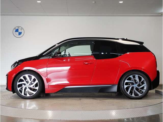 BMWではロングホイールベースの採用をしており、すべての車種に適用され、走行中の安定感の向上されております。また室内空間の広さにも貢献しております。