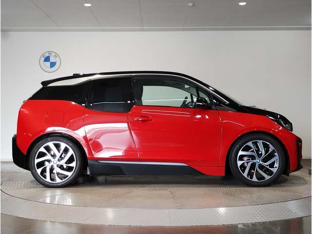 BMWでは重量配分にもこだわりがあり、FRモデルでは50：50とFFモデルでも60：40と前後の重量バランスにこだわり、軽快なハンドリングを実現しております。