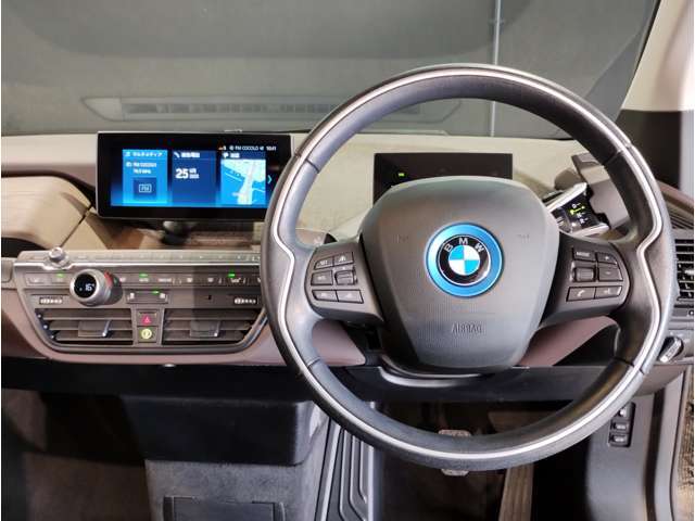 BMWのステアリングはドライバーと車体が一体感に感じれるような操作性を実現しております。また、握りやすさや操作性を向上するためにスイッチ類も配置されております。