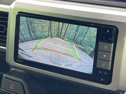 【バックカメラ】駐車時に後方がリアルタイム映像で確認できます。大型商業施設や立体駐車場での駐車時や、夜間のバック時に大活躍！運転スキルに関わらず、今や必須となった装備のひとつです！