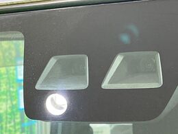 【スマートアシスト】走行中に前方の車両等を認識し、衝突しそうな時は警報とブレーキで衝突回避と被害軽減をアシスト。より安全にドライブをお楽しみいただけます。