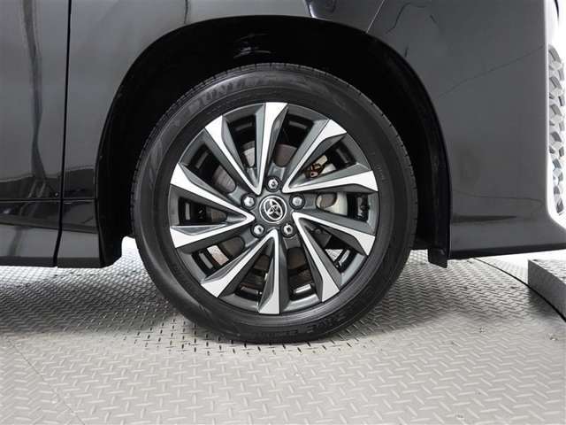 アルミホイール装着、タイヤサイズは205/55R17です。