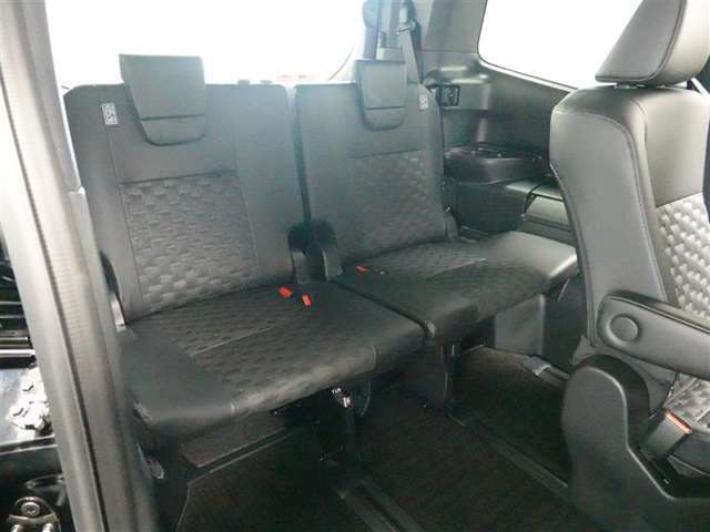 サードシートは3人乗車可能です。