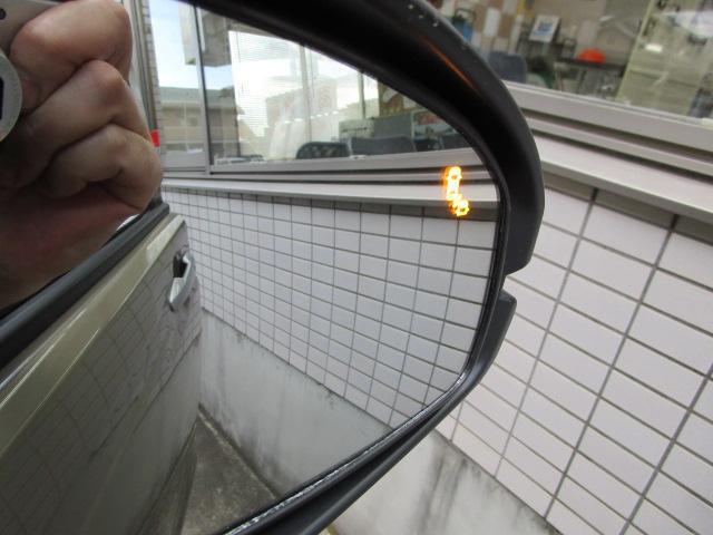 走行中、斜め後ろに車両の存在を検知すると、その方向のドアミラー鏡面上にマークを表示しお知らせ『ブラインドスポットインフォメーション』