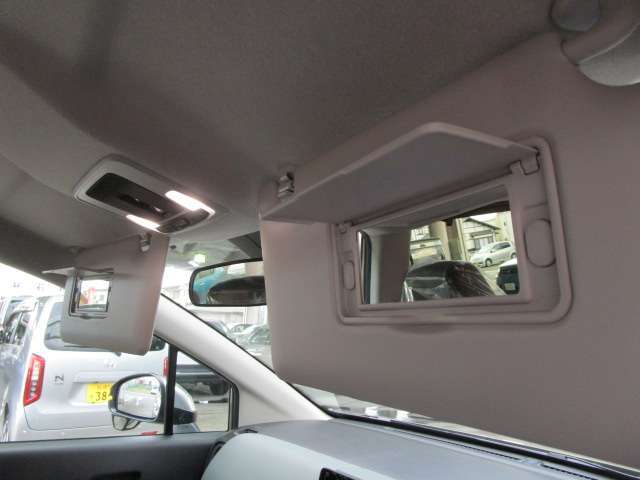 運転席＆助手席バニティミラー　LEDマップランプ