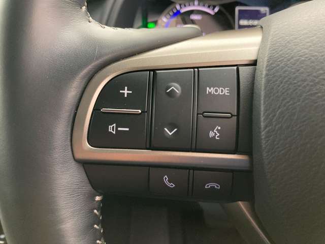 運転中、オーディオの操作をしてて、ハッとしたことはありませんか？ステアリングスイッチは、運転中でもハンドルでオーディオの操作が可能です。安全なドライブをサポートします。