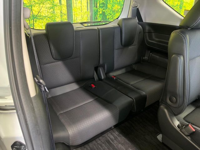 3列目シートはもちろん状態良好☆大人でもゆったりと座って頂けますので、大人数でのお出かけもラクラクです♪ご家族で、気の知れた仲間で、ドライブに行くのが楽しみですね♪