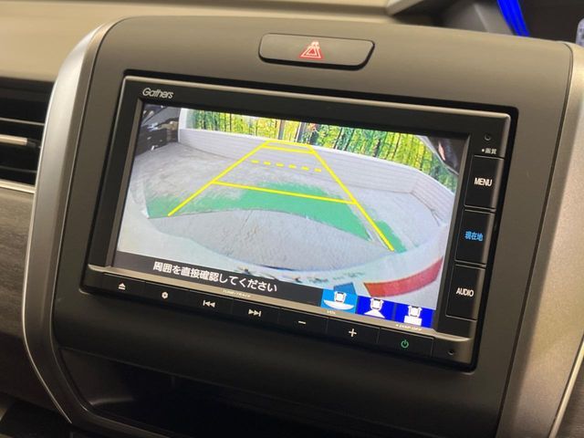 【バックカメラ】駐車時に後方がリアルタイム映像で確認できます。大型商業施設や立体駐車場での駐車時や、夜間のバック時に大活躍！運転スキルに関わらず、今や必須となった装備のひとつです！