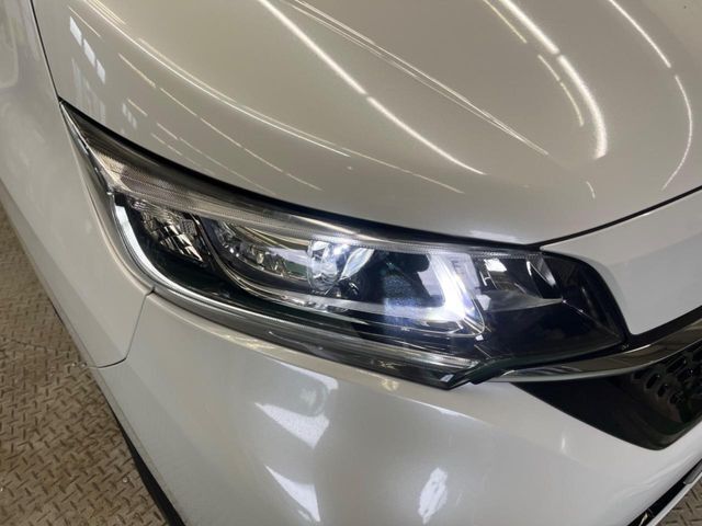 【LEDヘッドライト】悪天候や夜間走行時も良好な視界を確保し安心して運転できる高輝度LEDヘッドライトを装備！点灯速度が早く、消費電力も抑えられています。