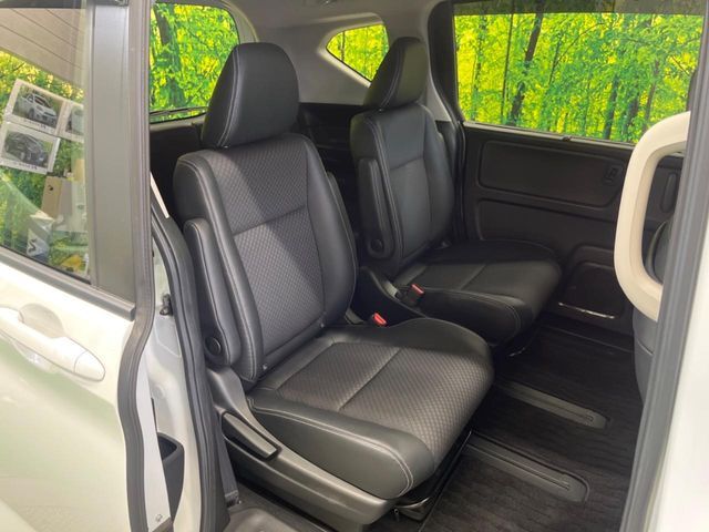後部座席も気になるようなキズ・汚れやへたり等、大きなダメージはなく、良好な状態です。