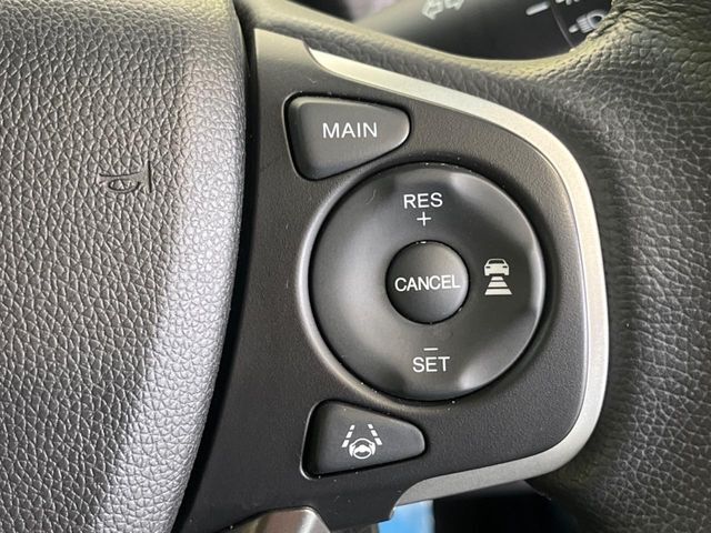 【ホンダセンシング】走行中に前方の車両等を認識し、衝突しそうな時は警報とブレーキで衝突回避と被害軽減をアシスト。より安全にドライブをお楽しみいただけます。