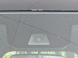 【ホンダセンシング】走行中に前方の車両等を認識し、衝突しそうな時は警報とブレーキで衝突回避と被害軽減をアシスト。より安全にドライブをお楽しみいただけます。