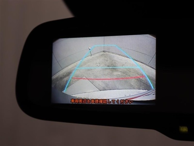 シフトポジションを「R」にすると、バックカメラのカラー映像を映し、車庫入れなどをサポートするバックモニター内蔵ルームミラーを装備しています。