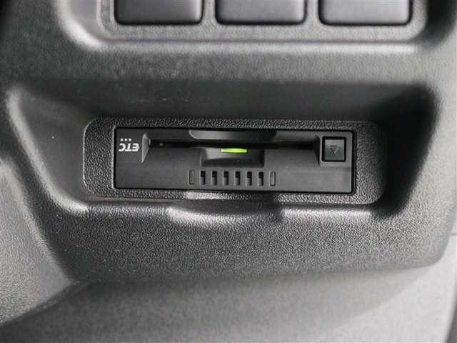 ETC車載器はビルトインタイプですっきり収納され、見た目も使い勝手も満足のアイテムです。