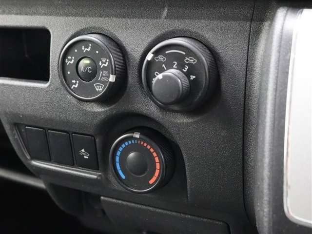 室内を快適な温度に保つ、使いやすいデザインのエアコンです。