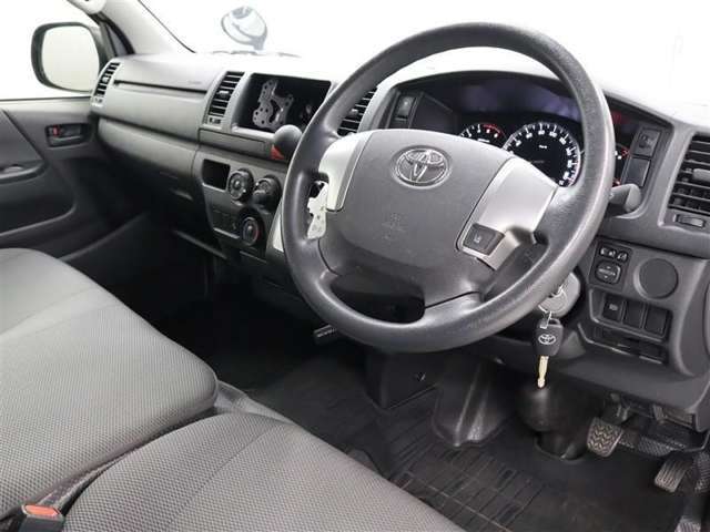 運転席と助手席間のウォークスルーが可能です。運転席側のドアを開けられない場合などに、助手席側のドアから乗り降りすることができます。