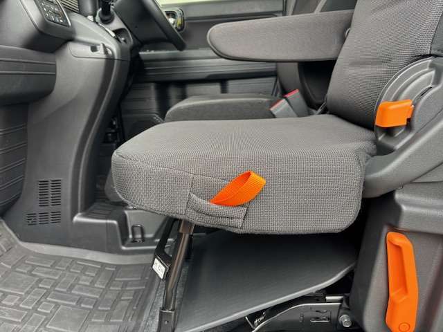 ご遠方の場合でも、概算にて下取り車両の金額を算出することは可能です。車検証をご準備いただき、走行距離をご確認の上お問い合わせください。