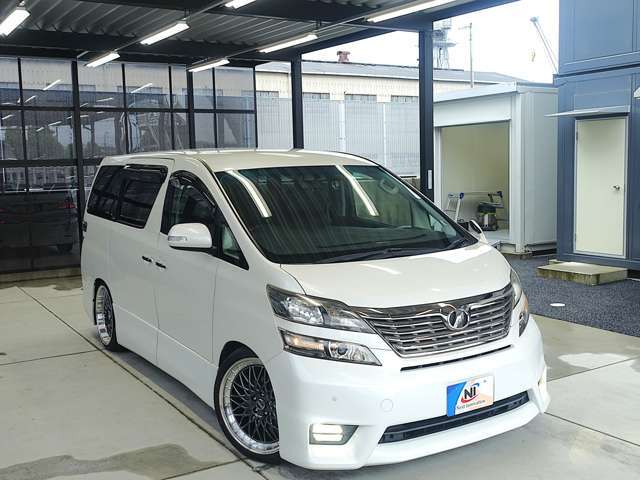フリップダウンモニター！純正ナビ！CD/DVD！AM/FM！フルセグTV！地デジ！Bluetooth！ブルートゥース！HDD・SD再生！AUX！バックカメラ！ルーフイルミネーション！ドライブレコーダー