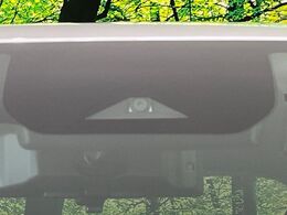 【インテリジェントエマージェンシーブレーキ】フロントカメラで前方の車両や歩行者を検知。衝突しそうな時は衝突被害軽減ブレーキが作動、衝突回避をサポート。より安全にドライブをお楽しみいただけます。