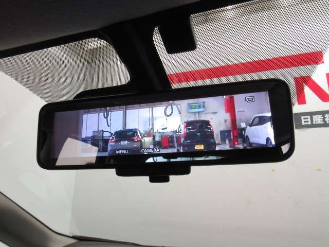 スマートルームミラーも付いています。後方ピラーや荷物、後席に同乗している方や曇りなど視界が遮られた場合でも後方カメラからの映像で安全確認をすることができます。