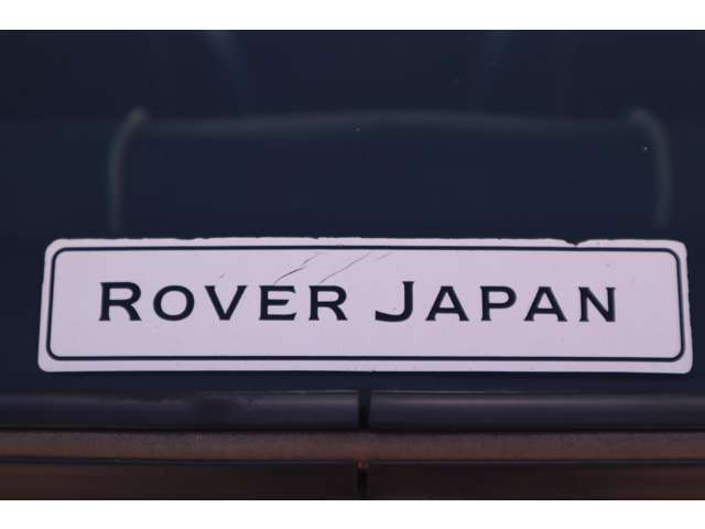 リアガラスに輝くローバージャパンステッカー