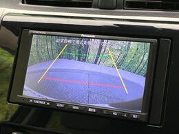 【バックカメラ】駐車時に後方がリアルタイム映像で確認できます。大型商業施設や立体駐車場での駐車時や、夜間のバック時に大活躍！運転スキルに関わらず、今や必須となった装備のひとつです！