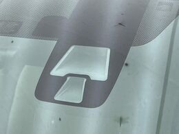 【エマージェンシーブレーキ】走行中に前方の車両等を認識し、衝突しそうな時は警報とブレーキで衝突回避と被害軽減をアシスト。より安全にドライブをお楽しみいただけます。