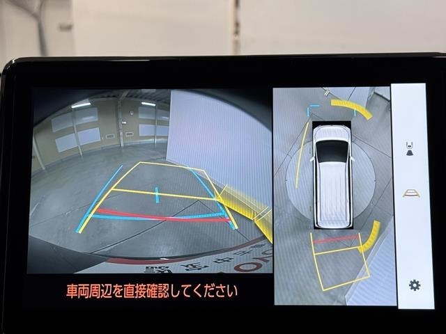 パノラミックビューモニターシステムが付いているので車の上から見た映像が確認できますよ。　一目で車両周辺の情報を確認できますが、直接安全をご確認下さい。