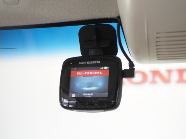 ◆ドライブレコーダー◆映像・音声などを記録する自動車用の装置です。　もしもの事故の際の記録はもちろん、旅行の際の思い出としてドライブの映像を楽しむことができます。
