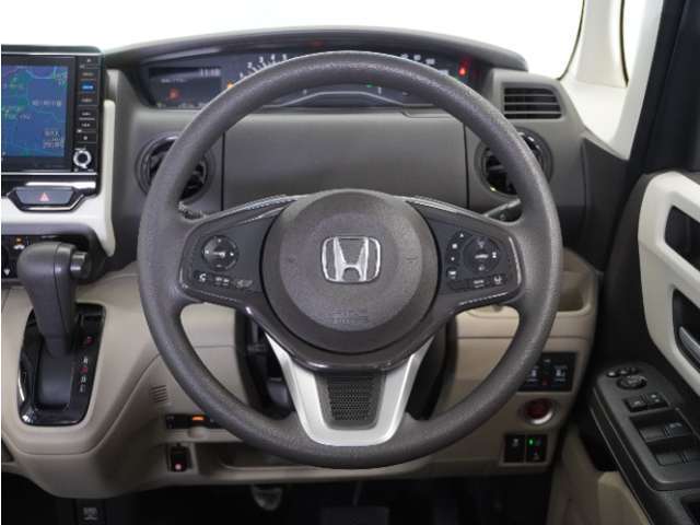 【Honda SENSING】 カメラ等装置で精度の高い検知能力を発揮、安全運転を支援します。ステアリング上のコントローラーに注目！