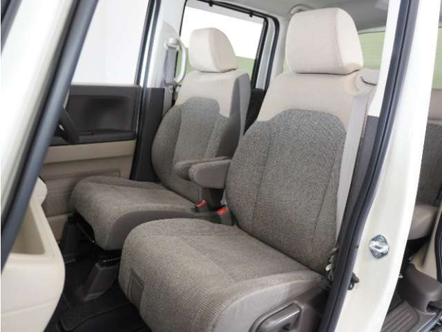 運転席と助手席は足元が繋がっているので自由に行き来しやすいので駐車場が狭いときでも助手席側からスムーズに乗り降りできて便利！