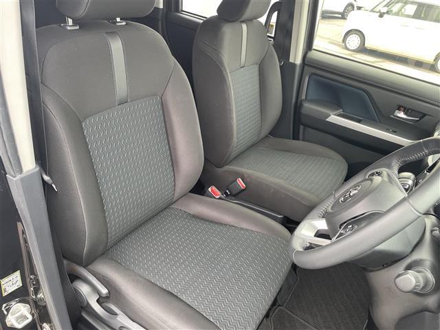 こちらは運転席のシートです。納車前には自社でしっかりクリーニングを行います。また、『AD除菌やシート撥水コーティング（別途料金）』などの、クリーニングメニューもご用意しております。
