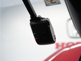 ◆ドライブレコーダー◆映像・音声などを記録する自動車用の装置です。　もしもの事故の際の記録はもちろん、旅行の際の思い出としてドライブの映像を楽しむことができます。