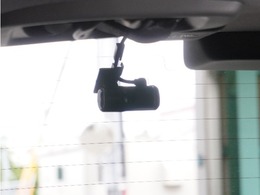 この車にはリアにもドライブレコーダーを装備しております◆映像・音声などを記録する自動車用の装置です。　もしもの事故の際の記録はもちろん、旅行の際の思い出としてドライブの映像を楽しむことができます。