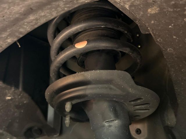 お車を安心してお乗りいただく為には、足回りの定期点検が欠かせません。サービスサポート（有償保証）では無料点検もご提供しており、安心のカーライフをお過ごしいただけるサポート体制が整っています。