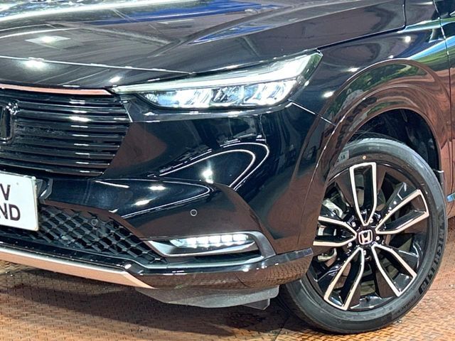 【LEDヘッドライト】悪天候や夜間走行時も良好な視界を確保し安心して運転できる高輝度LEDヘッドライトを装備！点灯速度が早く、消費電力も抑えられています。