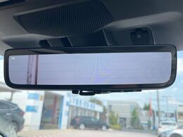 【スマートリヤビューミラー】後席の大きな荷物や同乗者で後方が確認しづらい時でも安心！カメラが撮影した車両後方の映像をルームミラー内に表示。クリアな視界で状況の確認が可能です！