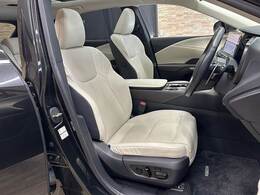 【レザーシート】ならではの高級感あふれる内装がこたわりのアイテム。見た目の高級感とより上質な座り心地をお楽しみください。