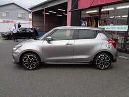 お車を見られる際には是非エンジンルームもチェックしてみてください！その仕上がりに驚かれるはずです！！