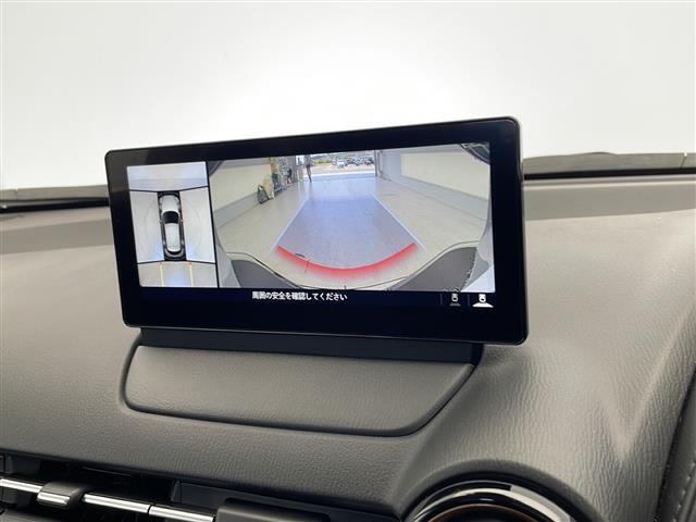 【360°ビュー・モニター】まるでクルマを真上から見下ろしたかのような視点で駐車をサポートします！クルマの斜め後ろや真横など、前後左右の4つのカメラの映像が合成されて、モニターに映し出されます。