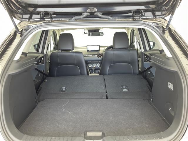 【シートアレンジ】乗せる人数、荷物によってシートアレンジは自由自在です！軽い力でシートを動かせます。開口部は低く、重い荷物もラクに積み下ろしできます。
