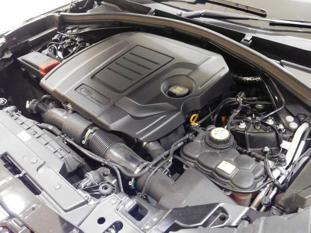 インジ二ウム　P250　2.0リッター4気筒ターボガソリンエンジン。出力249ps、トルク365N・m（カタログ値）の力強いオールアルミエンジンは、新設された自社工場で生産されています。