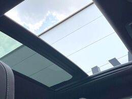 ●サンルーフ：開放感たっぷりの希少装備、サンルーフが装着されています！車内に明かりを取り入れたり景色を楽しむ以外にも、車内の空気も簡単に換気できて快適です！