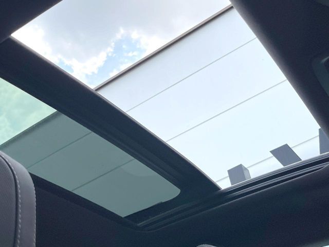 ●サンルーフ：開放感たっぷりの希少装備、サンルーフが装着されています！車内に明かりを取り入れたり景色を楽しむ以外にも、車内の空気も簡単に換気できて快適です！