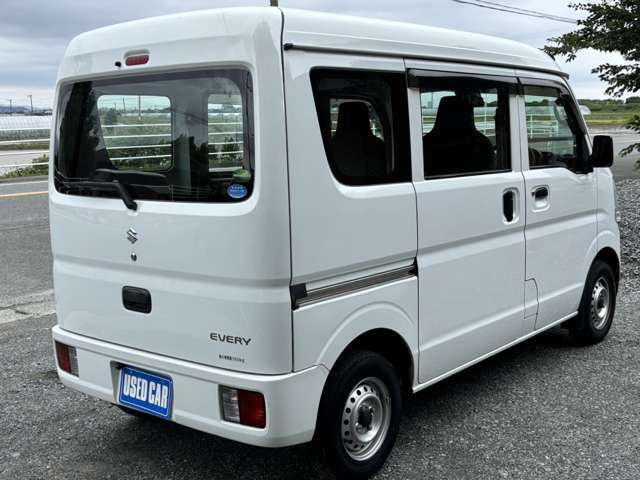★右斜め後ろからの一枚です★納車前にはバッチリ仕上げをしてご納車しております！商談時に小キズや線キズなど気になる所があればお気軽にご相談下さい♪内装の写真も是非ご覧ください♪