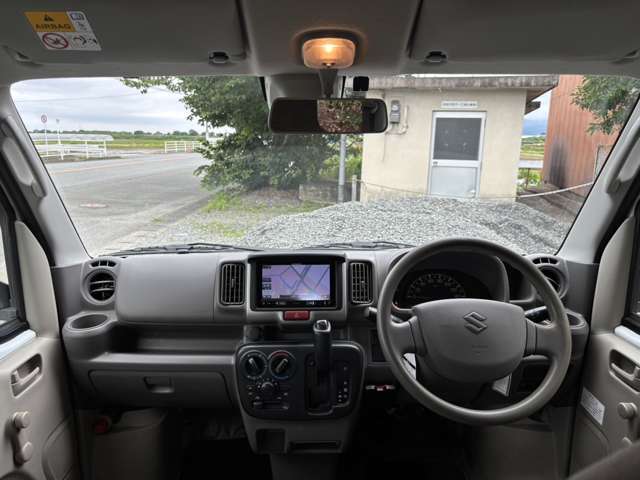 ★インパネ廻り★もちろん大きな傷も御座いません☆安心して運転できるように両席エアバック搭載しております！！軽自動車とは思えない程広く足を伸ばせます！！是非一度試乗はいかがですか？(＃^.^＃)
